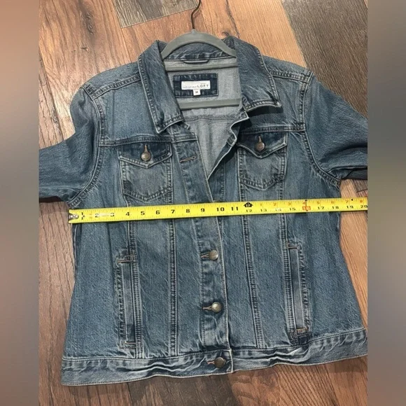 LOFT Classic Denim Jean Jacket in size medium. Great condition! - Picture 4 of 12